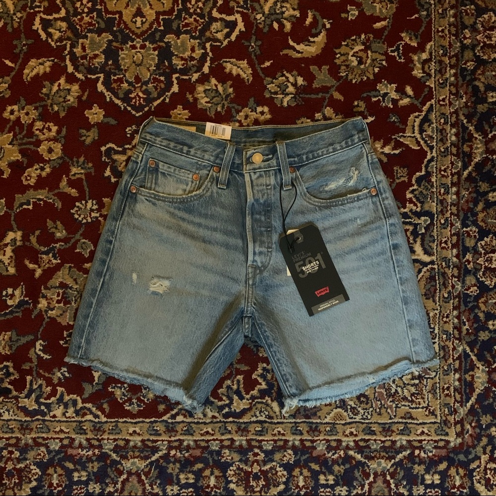 NWT LEVI’S 501 MID-THIGH SHORTS